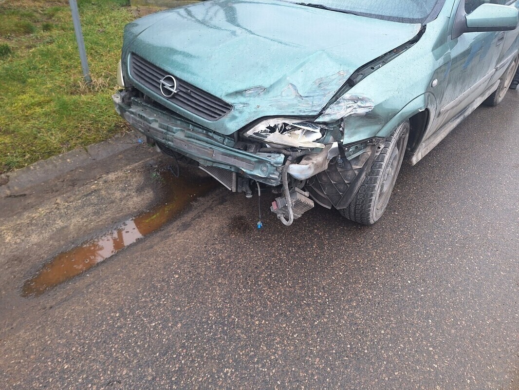 Kolizja w Rękoraju. Zderzenie osobowego Opla z dostawczym Fiatem