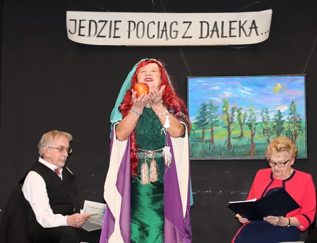 Piotrkowianie w karnawałowej zabawie z kabaretem Trzeciaki.