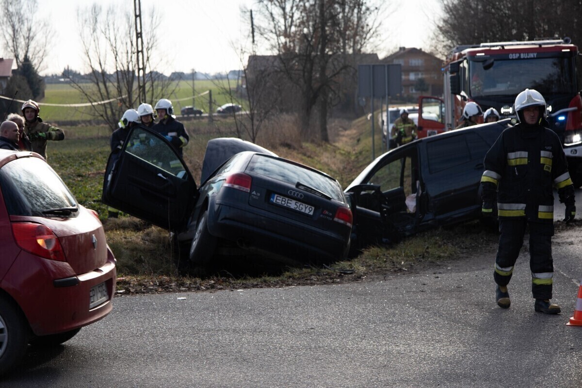 Wypadek w Bujnach Zderzenie dwóch osobówek