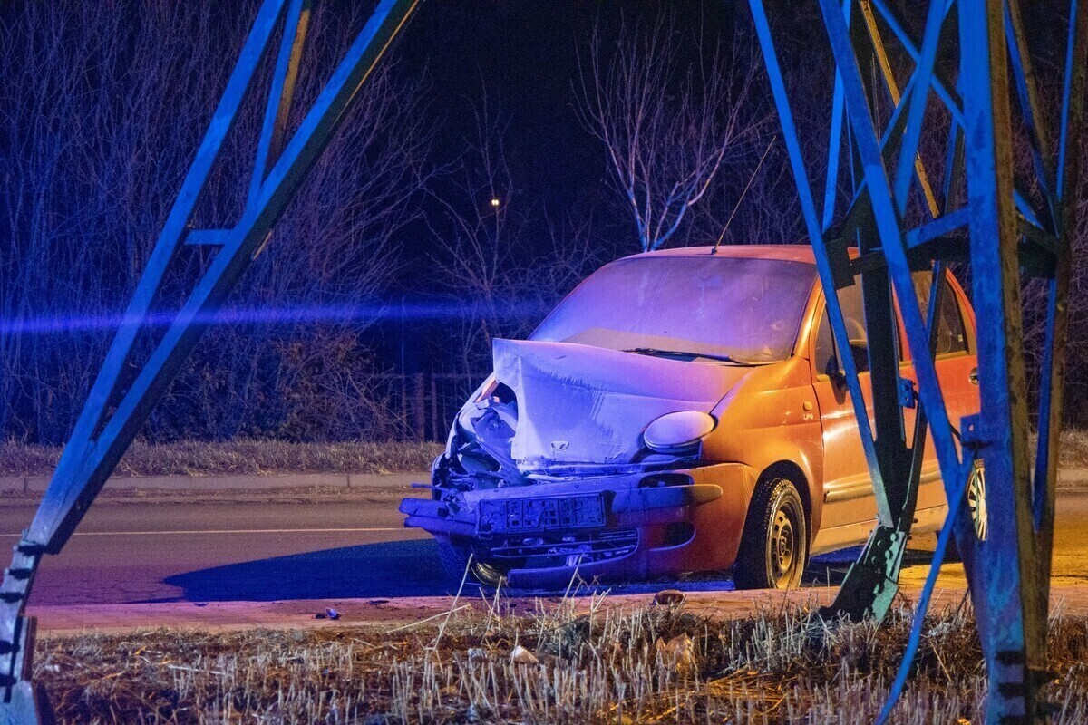 Uderzyli w słup wysokiego napięcia i uciekli z tablicami rejestracyjnymi
