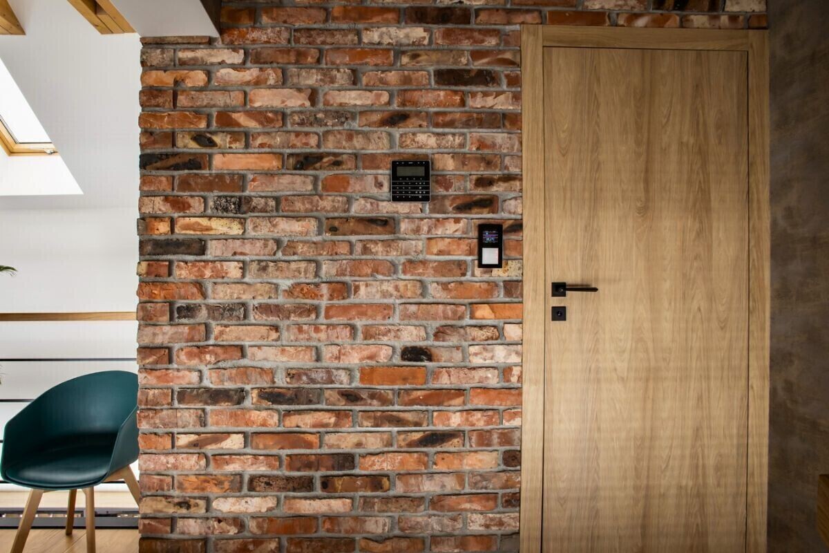 Cegła dekoracyjna w aranżacji wnętrz - inspiracje i porady