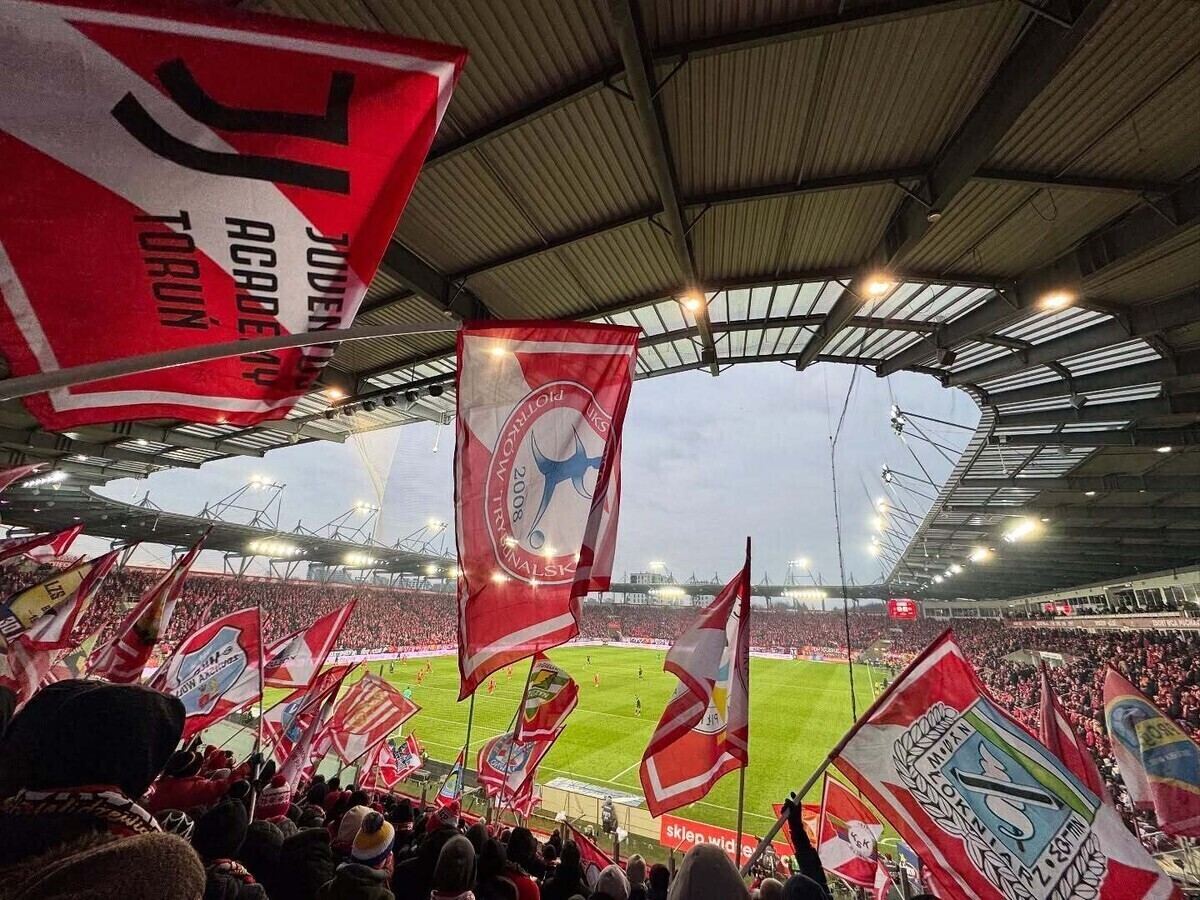 Młodzież UKS Piotrcovia na meczu Widzewa