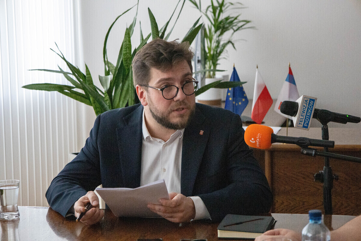 O inwestycjach zamku w Bykach tragedii nastolatka i marszu. Konferencja prasowa prezydenta Piotrkowa