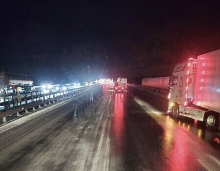 Trudne warunki na A1 pomiędzy Łodzią a Częstochową śnieg lód i ograniczona widoczność