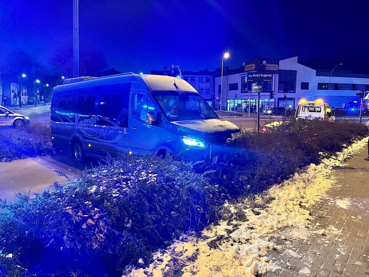 Wypadek na skrzyżowaniu Armii Krajowej i Słowackiego. Cztery osoby w szpitalu