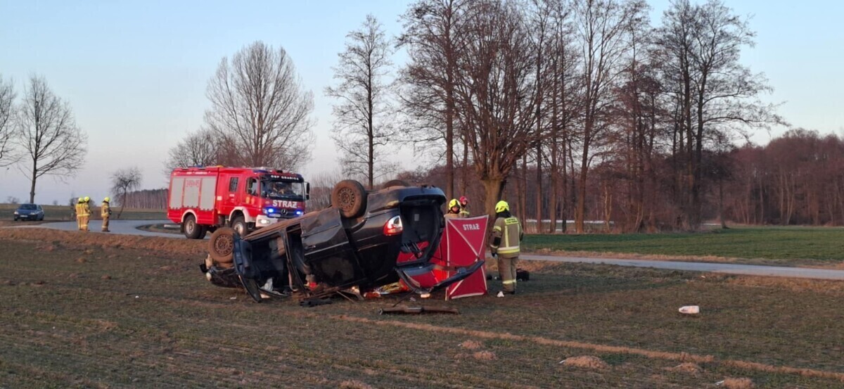 Śmiertelny wypadek w Ostrowie. Dachował samochód. Nie żyje 69-letnia pasażerka