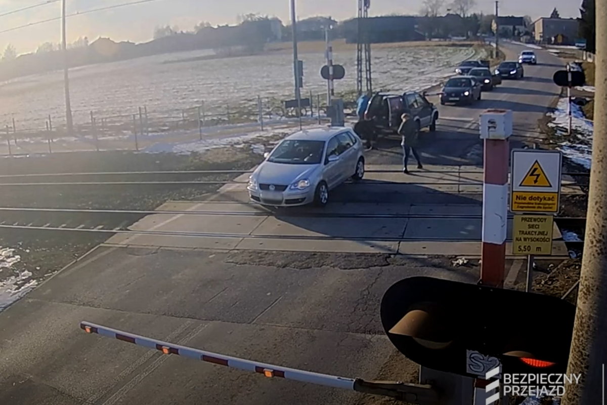 O włos od tragedii w Starej Wsi. Nagranie wideo z przejazdu kolejowego