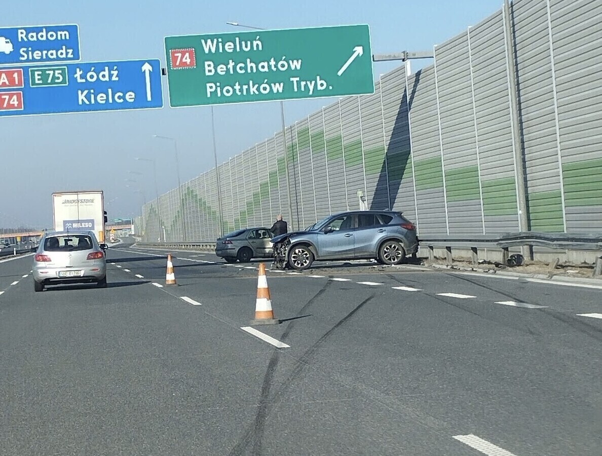 Zderzenie dwóch samochodów na A1 pod Piotrkowem Trybunalskim. Były utrudnienia w ruchu