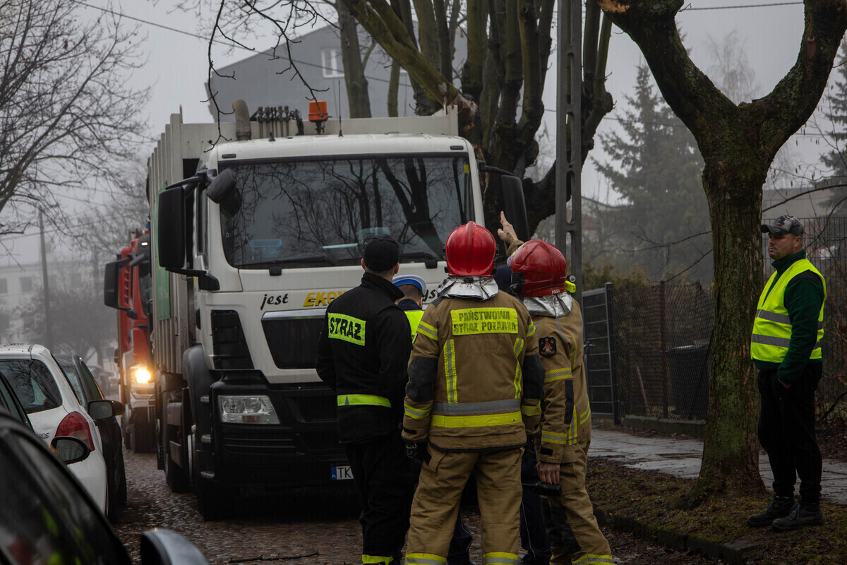 Śmieciarka zahaczyła o konar drzewa na ul. Belzackiej. Interweniowali strażacy