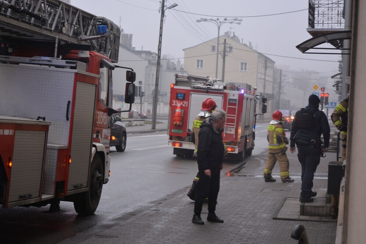 Podpalał swoje rzeczy i wyrzucał na podwórko. Kolejny pożar w Piotrkowie