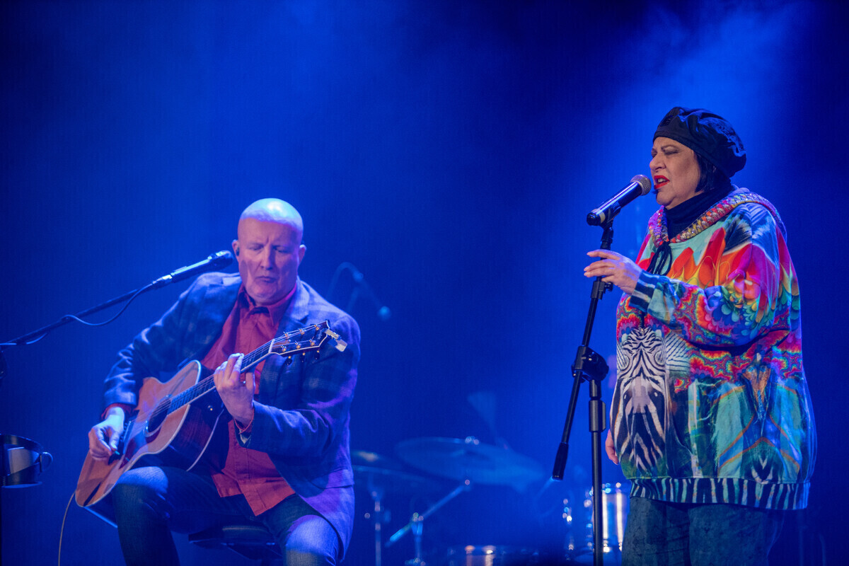 Piotr Bukartyk świętował jubileusz w Piotrkowie Wyjątkowy koncert z udziałem Artura Barcisia Katarzyny Żak i Grażyny Łobaszewskiej. Wystąpił także z zespołem Ajagore