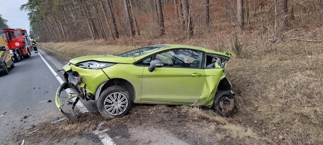 Zderzenie samochodu osobowego z dostawczym koło Jaksonka