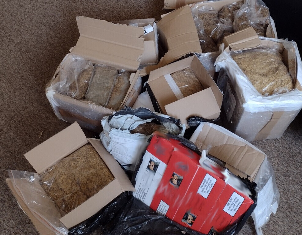 KAS znalazła w przesyłkach kurierskich pieniądze nielegalne wyroby akcyzowe i narkotyki