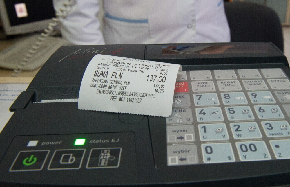 80 proc. Polaków płaciło bezgotówkowo w sklepach stacjonarnych w 2024 roku