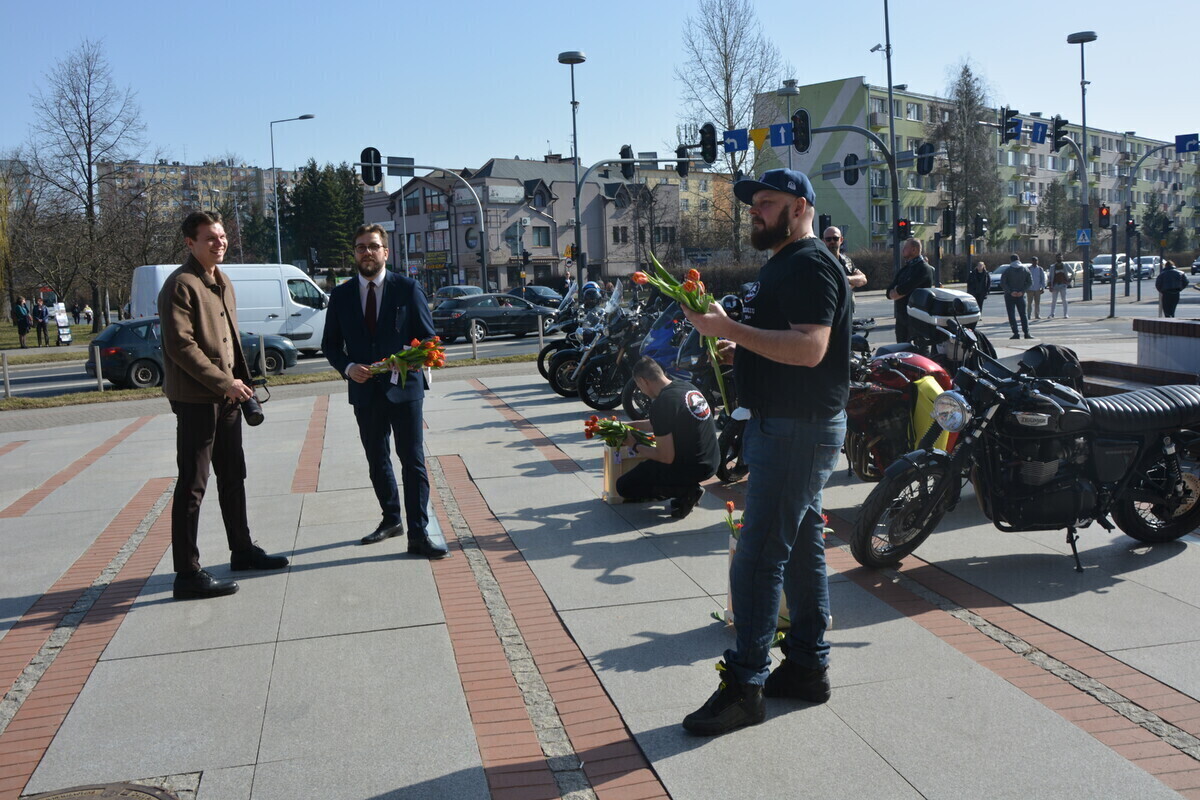 Piotrkowscy motocykliści wspólnie z prezydentem Piotrkowa wręczali kwiaty kobietom