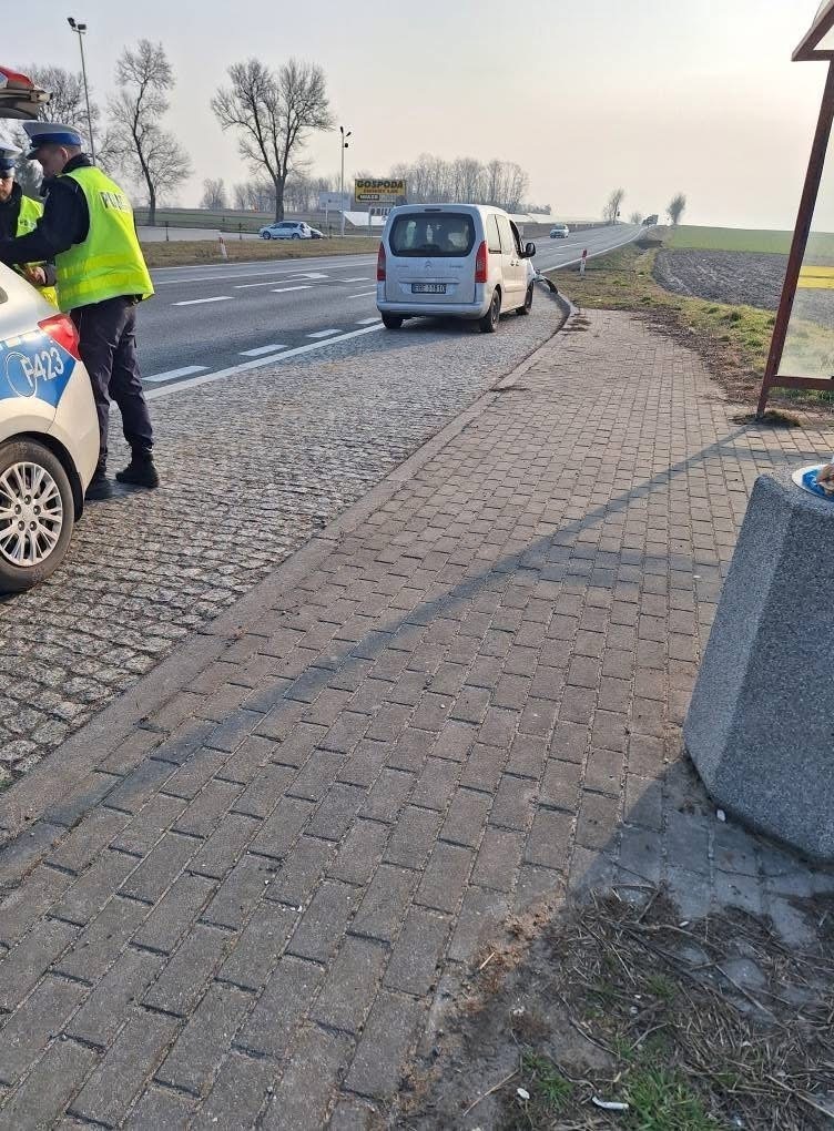 Zderzenie dwóch samochodów na DK74 pomiędzy Bełchatowem a Piotrkowem