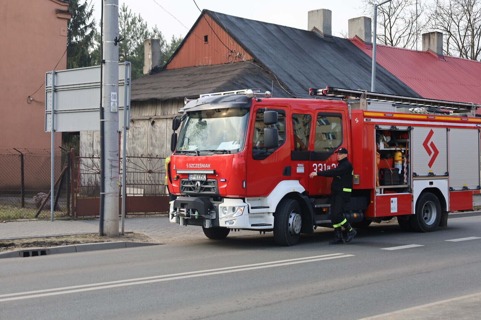 Uciekł pies potrącony przez auto na Żeromskiego. Interweniowali strażacy