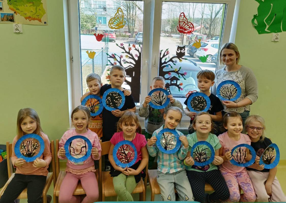 Wiosenne prace plastyczne w ramach zajęć z koła plastycznego w Przedszkolu Samorządowym w Gorzkowicach
