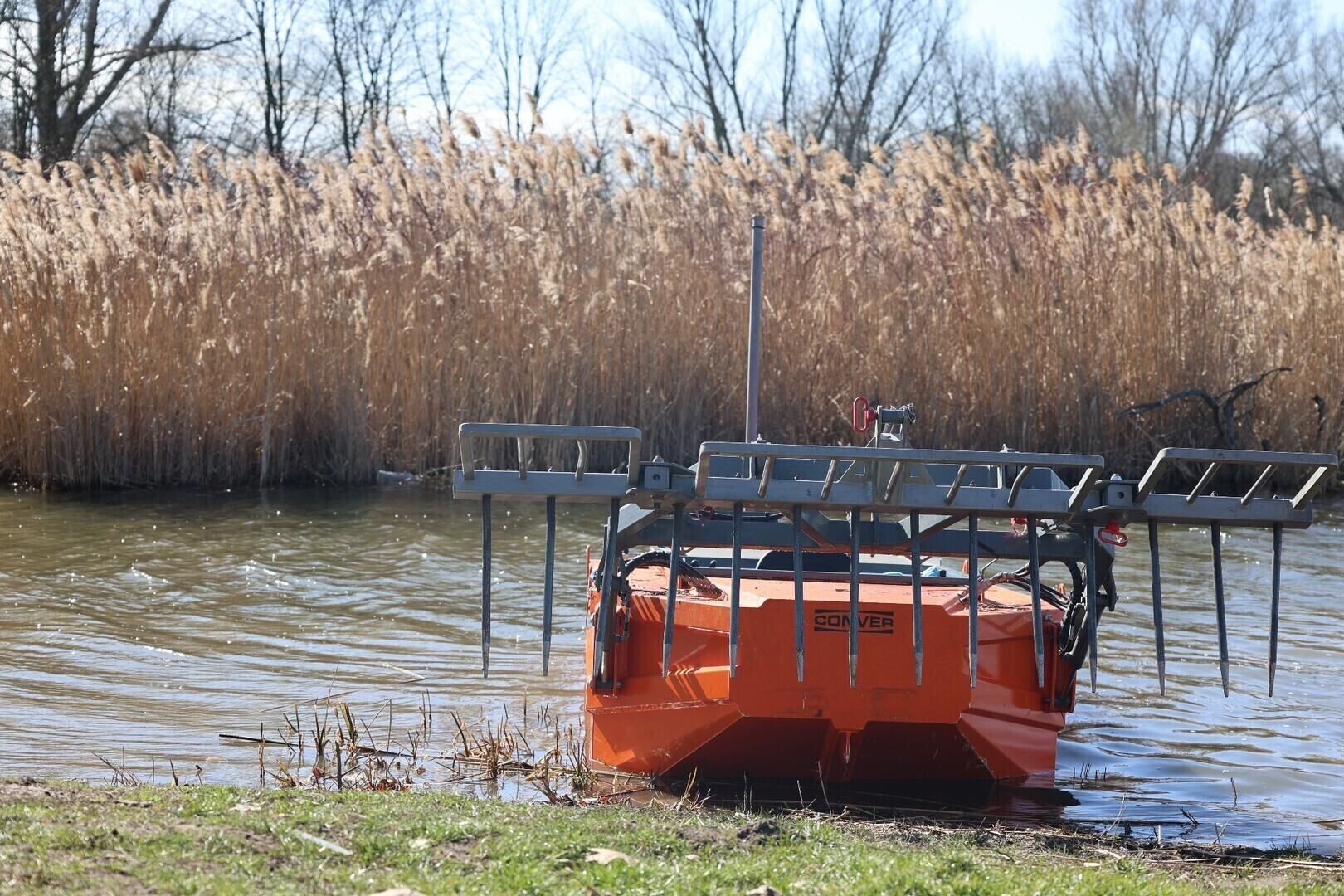 Koszenie na jeziorze Bugaj