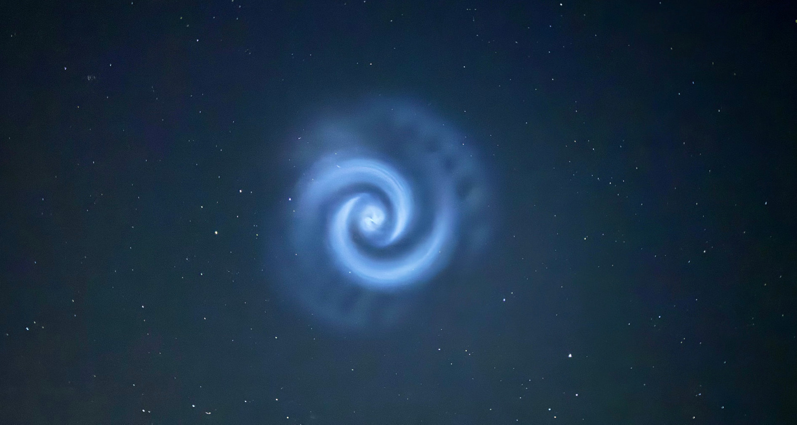 Kosmiczny wir nad Polską. Piotrkowianie też mogli podziwiać zrzut paliwa z rakiety Falcon 9.