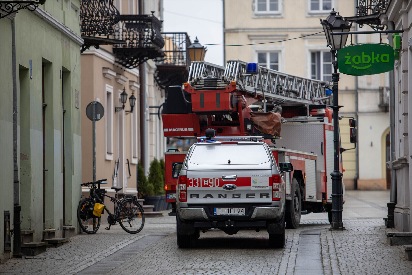 Pożar kamienicy w centrum Piotrkowa przy ul. Stanisława Konarskiego. Szybka akcja straży pożarnej. Zapaliła się kanapa w jednym z mieszkań