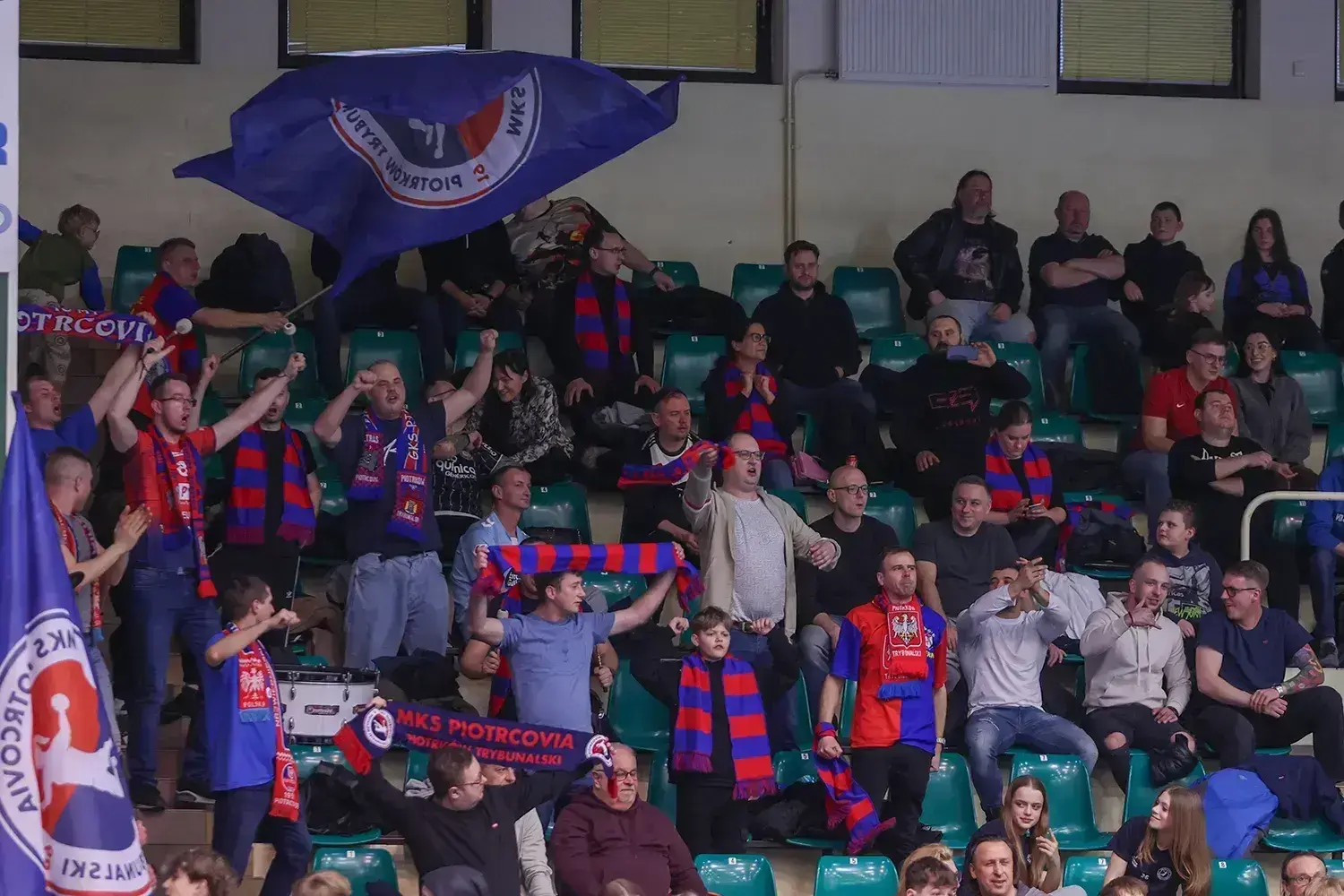 Medal dla 299 osób Czy Piotrcovia oszczędza na kibicach