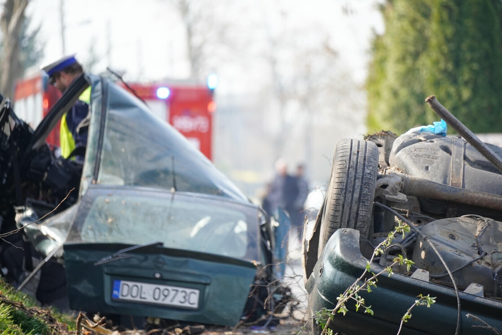 Sulejów Koszmarny wypadek na ul. Cmentarnej młody kierowca Opla z ogromną prędkością uderzył w słup i drzewo auto rozpadło się na części trwa walka o jego życie