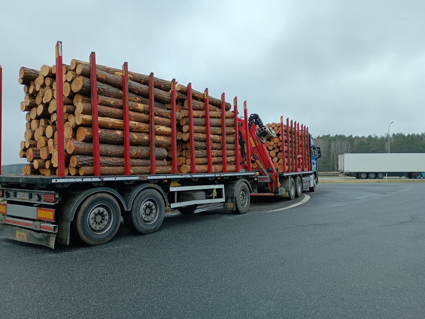 ITD zatrzymało kolejne za ciężkie samochody dostawcze na S8. O 13 ton za dużo drewna