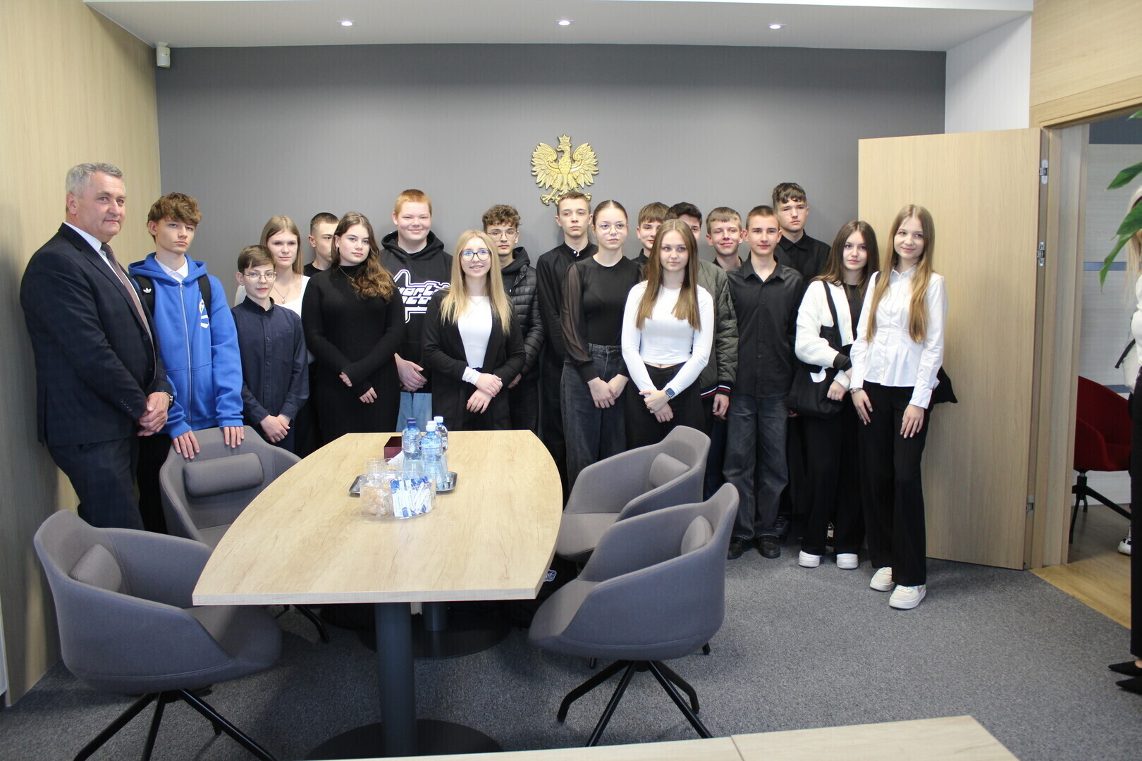 Uczniowie z dwóch gminnych szkół odwiedzili Urząd w Grabicy