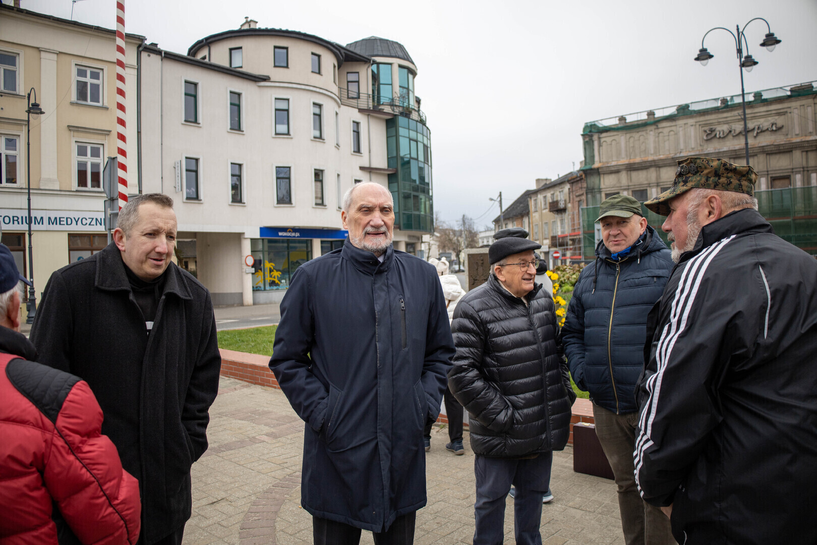 Awantura na konferencji Antoniego Macierewicza w Piotrkowie Trybunalskim starcie zwolenników PiS i PO przed biurem Platformy. Ostra wymiana zdań oskarżenia o kłamstwa i przepychanki