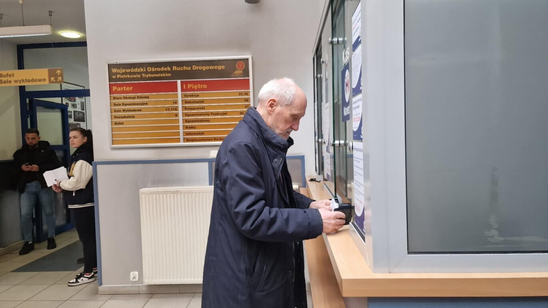 Antoni Macierewicz nie zdał egzaminu na prawo jazdy w Piotrkowie Trybunalskim. Poseł PiS stracił uprawnienia po przekroczeniu limitu punktów karnych i próbował je odzyskać ale nie poradził sobie z testem teoretycznym. Kiedy ponownie podejdzie do egzaminu