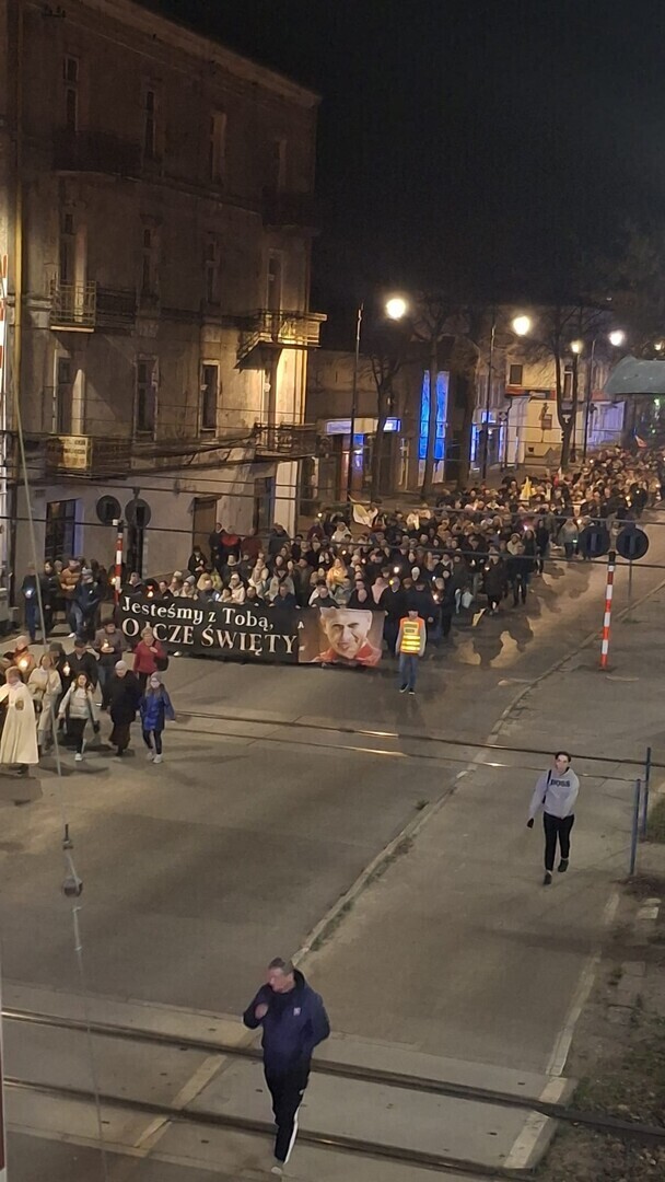 Marsz Papieski w Piotrkowie Trybunalskim 2025 setki uczestników upamiętniły 20. rocznicę śmierci św. Jana Pawła II modlitwa lampiony hołd dla papieża Polaka