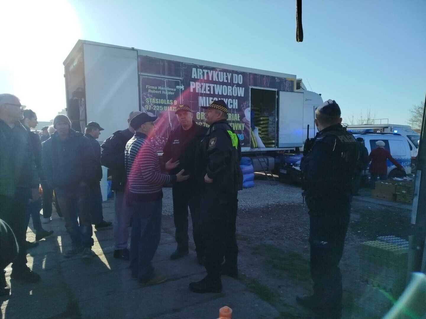 Kupcy z targowiska przy Bawełnianej po kilkunastu latach handlu nie mogą już handlować żywym inwentarzem. Czują się oszukani i wykorzystani przez władze miasta