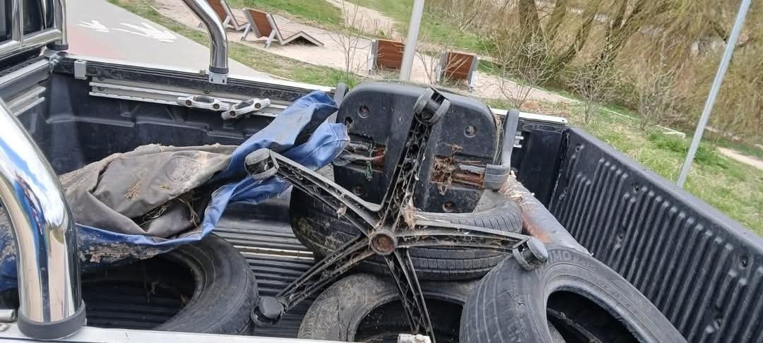 Mieszkańcy i Rada Osiedla Wierzeje sprzątali w ramach akcji Tutaj mieszkamy tu sprzątamy Czystsza okolica wspaniała atmosfera i ogrom uśmiechów