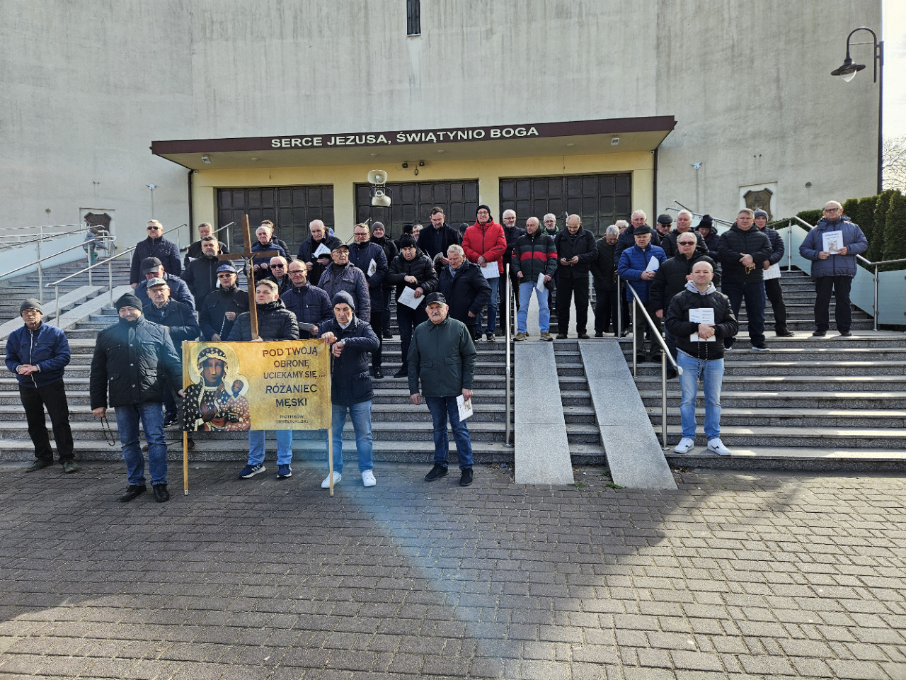 Ponad 50 mężczyzn wzięło udział w 73. edycji Męskiego Różańca ulicami Piotrkowa Trybunalskiego. Jak w każdą pierwszą sobotę miesiąca mężczyźni modlili się i śpiewali pieśni religijne