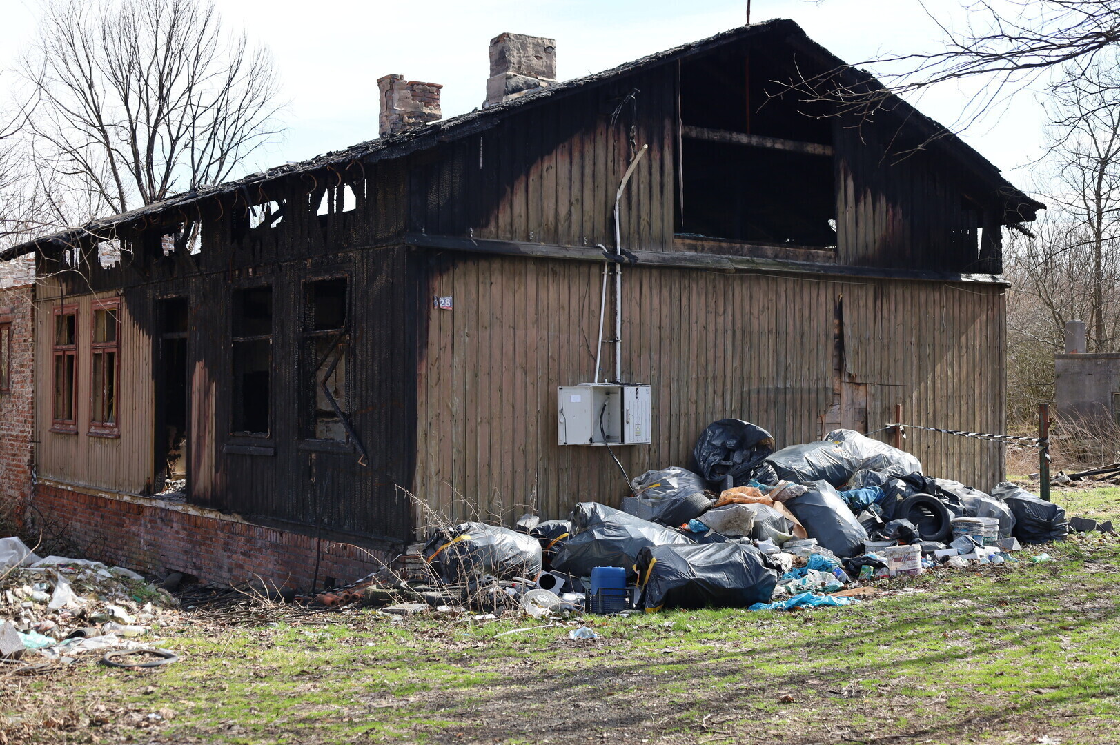 W tym piotrkowskim pustostanie doszło do poważnego pożaru w 2023. Teraz tworzy się tu składowisko śmieci GALERIA
