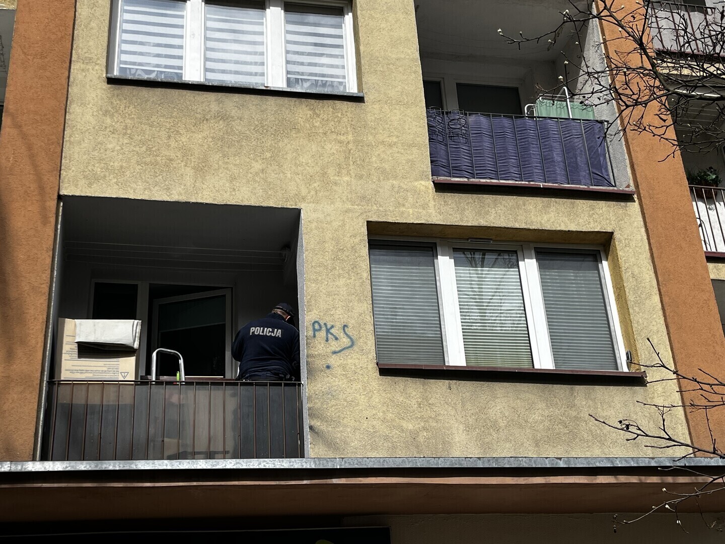 Włamanie przy Batorego w Piotrkowie. Złodzieje uciekali po rynnie i zgubili laptopa