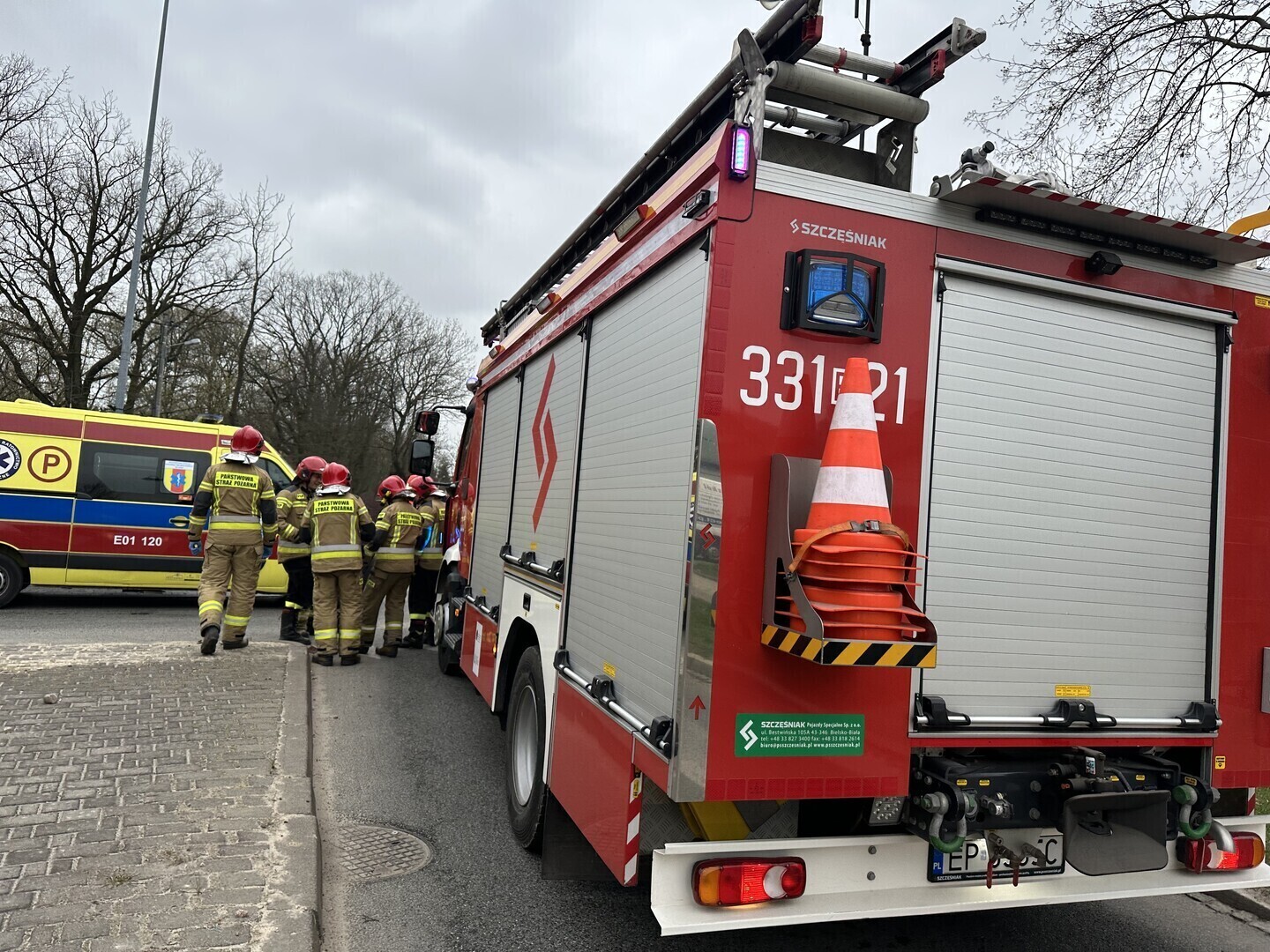 Groźny wypadek na rondzie Żołnierzy Wyklętych. Auto uderzyło w karetkę kierowca dostał ataku