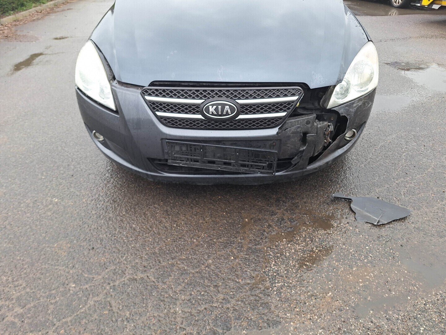 Dachowanie w Kosowie. Zderzenie dwóch aut osobowych