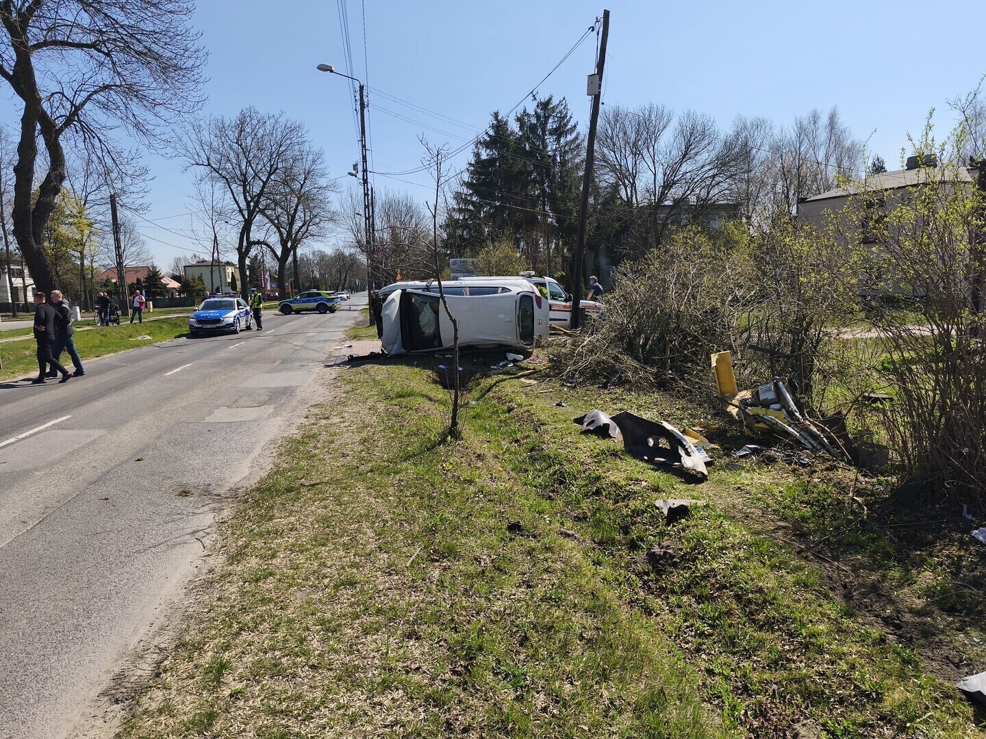 Groźny wypadek w Piotrkowie na Wojska Polskiego. Dachowanie Seata Leona dwie osoby ranne a kierujący bez prawa jazdy
