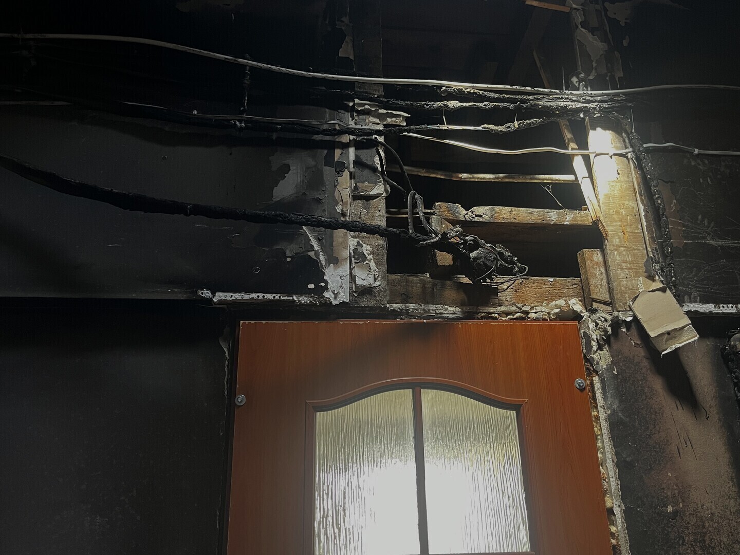 Problemy mieszkańców na Wiejskiej 6 w Piotrkowie. Seria podpaleń w budynku