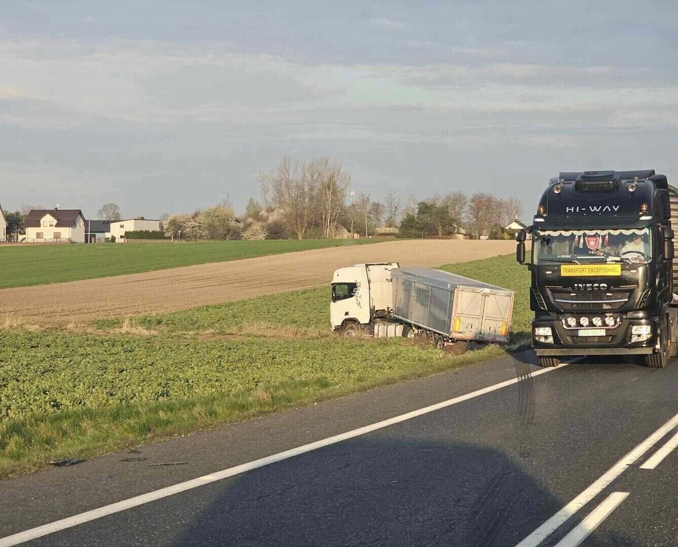 Niebezpieczny wypadek w Woźnikach. Kierowca zatrzymał się dopiero w polu sam wyszedł z pojazdu