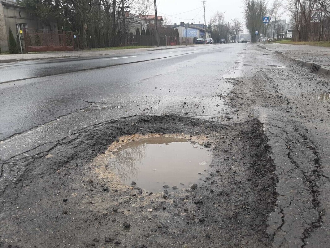 Uliczni graficiarze wezwani na policję. Wiceprzewodniczący RM w Piotrkowie malował na ulicy
