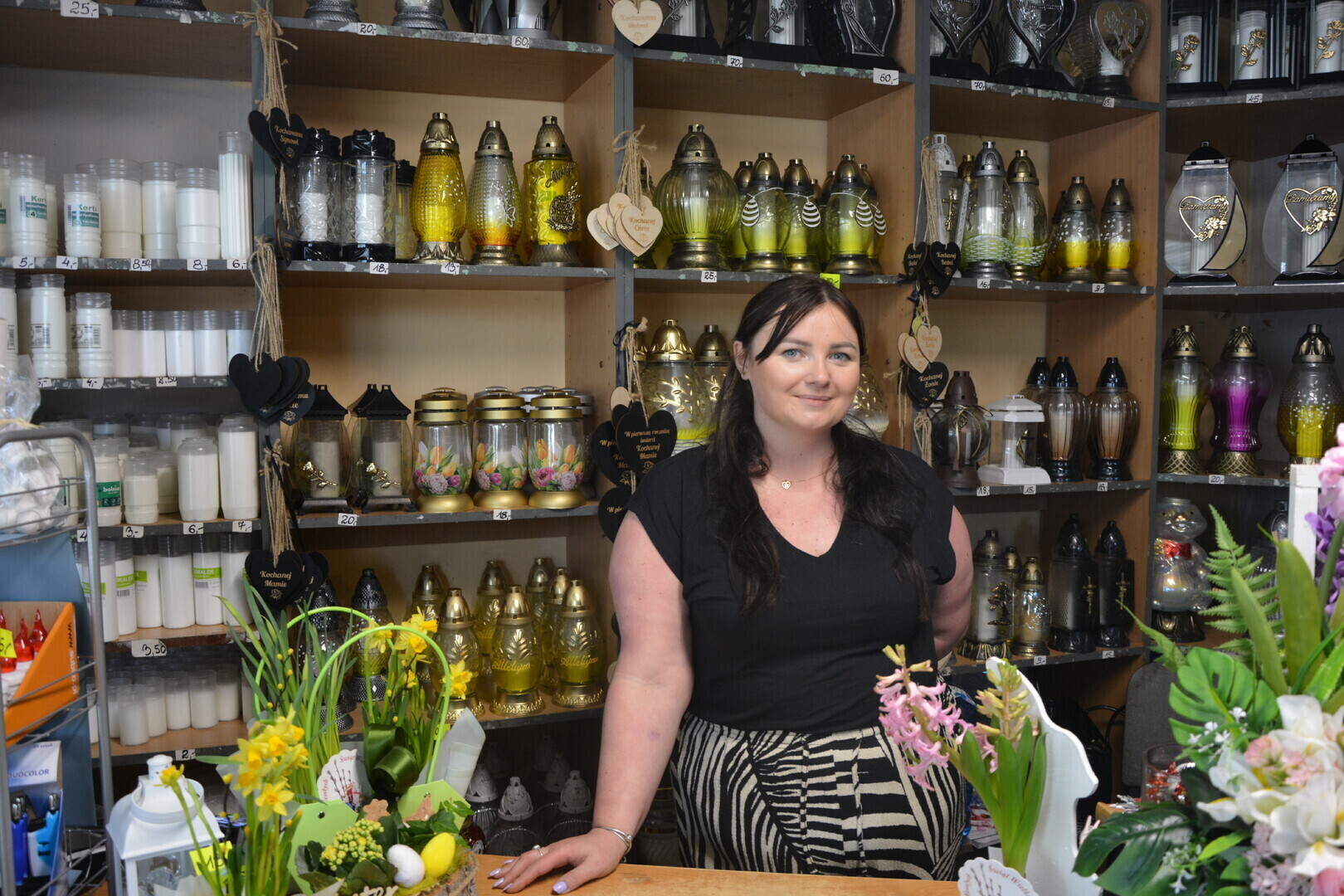 Piotrkowianie porządkują groby bliskich. Świąteczne akcenty na cmentarzu