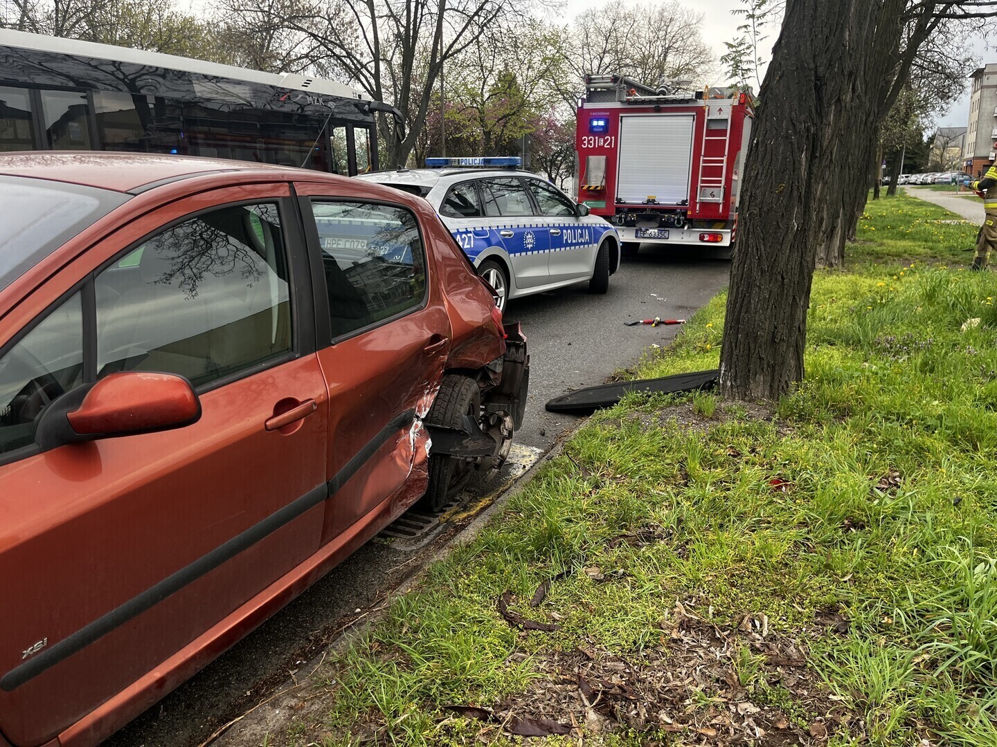 Piotrków wypadek na skrzyżowaniu Dmowskiego i Kostromskiej. Zderzenie Peugeota z Oplem trzy osoby poszkodowane w tym małe dziecko
