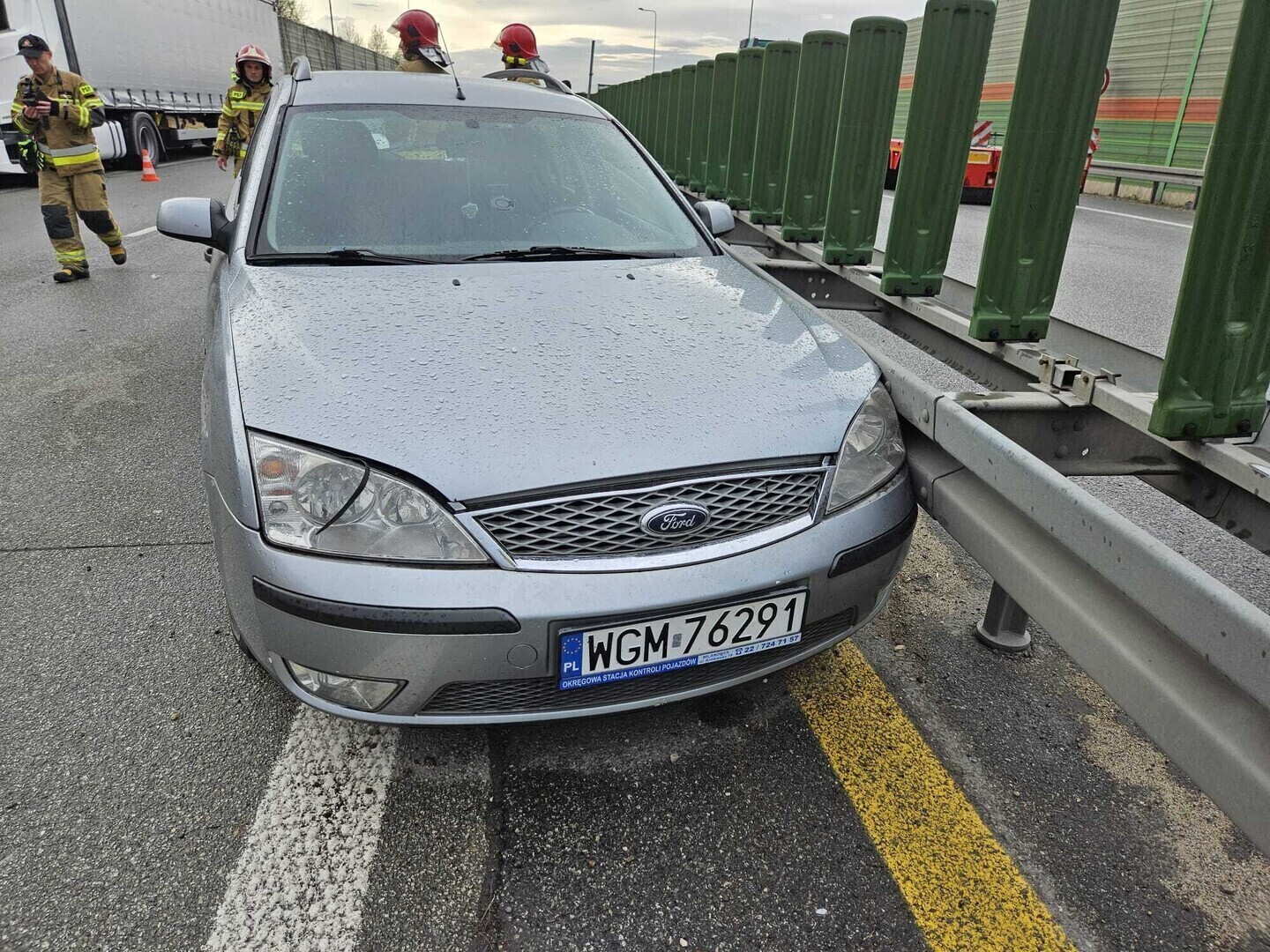 Wypadek na drodze ekspresowej - kierowca zasłabł za kierownicą i uderzył w barierki