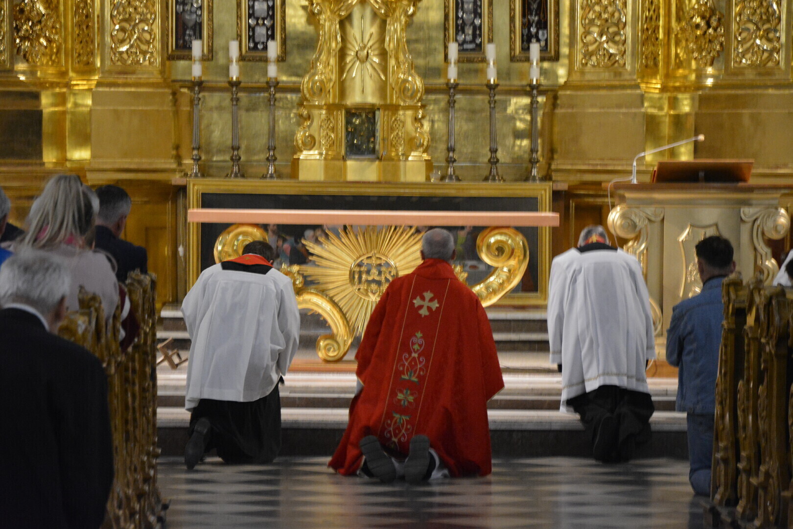 Wielki Piątek czyli wspomnienie męki i śmierci Jezusa. Jak przebiegło nabożeństwo w kościele Matki Bożej Trybunalskiej