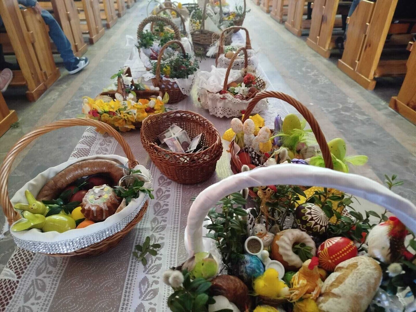 Tradycji staje się zadość. Do kościoła ze święconką