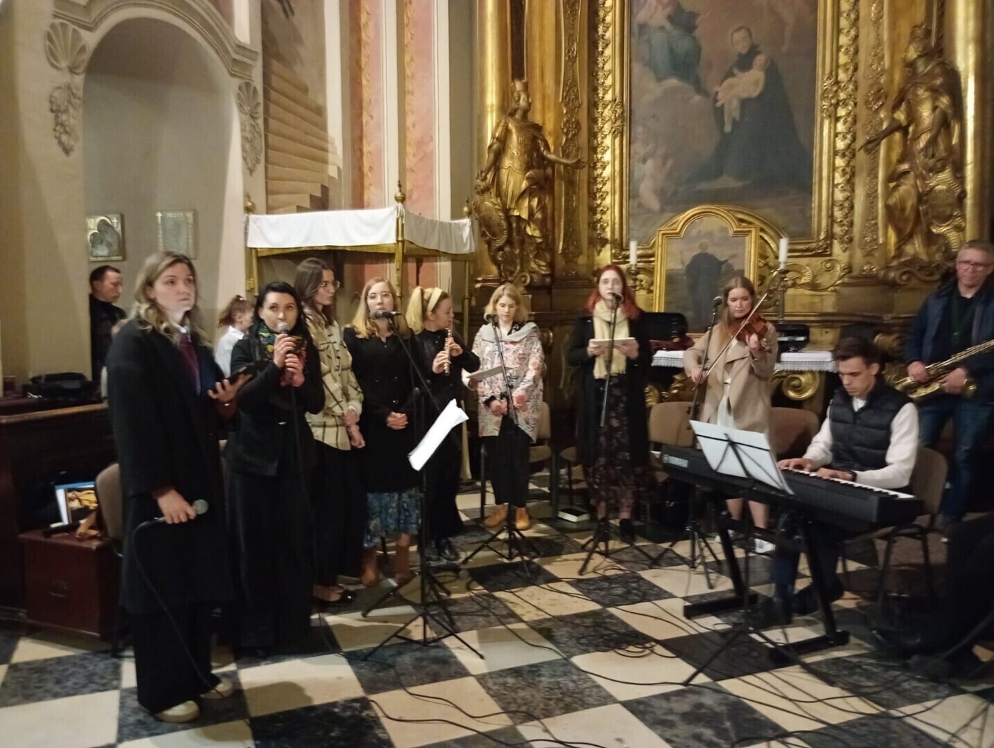 Uroczystości wielkosobotnie u Piotrkowskich Jezuitów zakończone zostały Rezurekcją. Powrócili do formy sprzed XVIII wieku i ruszyli z procesją już w nocy