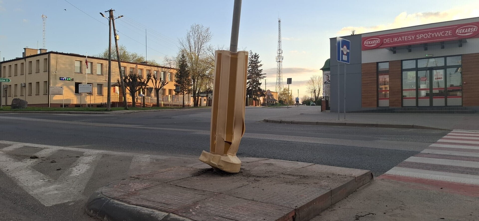 Policjanci jazdę zakończyli na znaku. Kolizja radiowozu w Moszczenicy